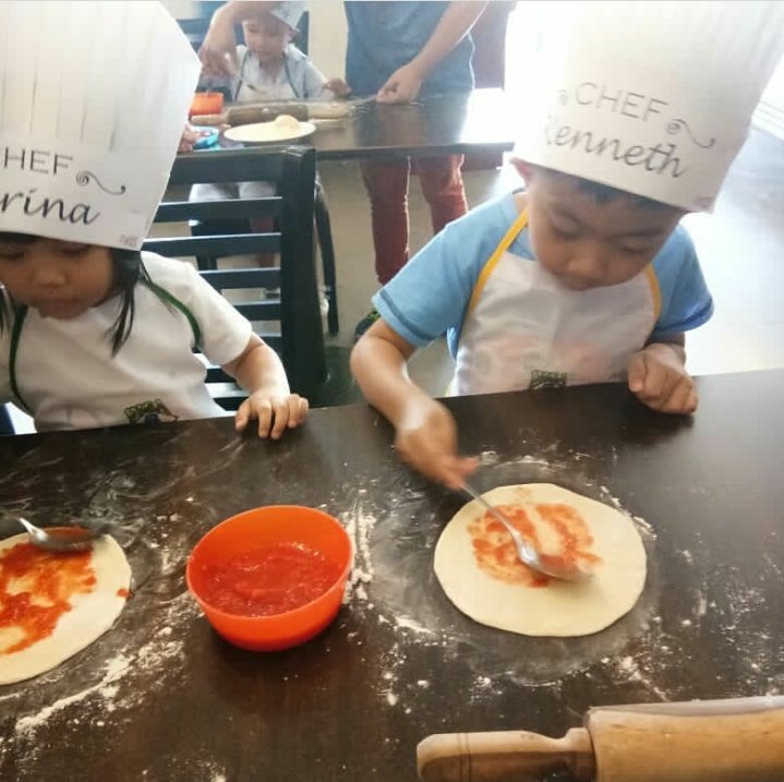 PisaKafeMKS's tweet photo. Cooking Class pizza...😍🍕🍕😍🎉🎊🎉🎊🎉
Hanya di @pisakafemks  
Jl. Botolempangan no 58.
📞(0411)- 363 5888
📞+6281356679446
https://t.co/msIUr5RUEk
#like4like #likeforfollow #likeforlike #gelatomks #gelato  #breakfast #makan #makanenak #makassar #mks #cooking #cokingclass https://t.co/I22iIu5Dtc
