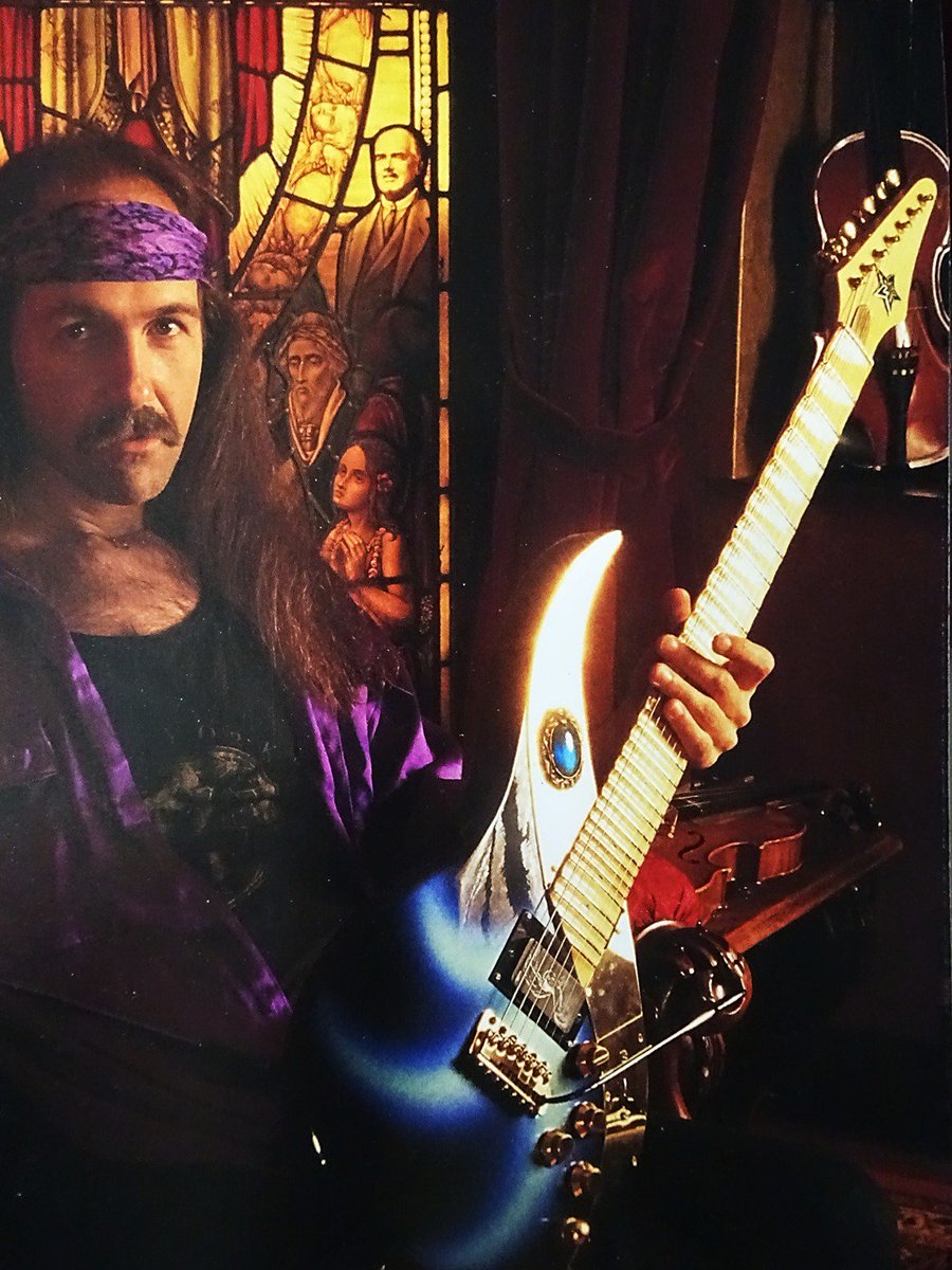 AtelierRococo's tweet photo. @EleanorRoth8 @UliJonRoth1 While playing, that part is hidden with Uli's right hand so it is hard to notice, but we can see it well when he raises his hand🎸I'm surprised that blue brooch is exactly the same as the original💎UJR SkyGuitar #MightyWing is wonderful ✨
right pic from https://t.co/bUEJEViNLg https://t.co/MysrORxLYz