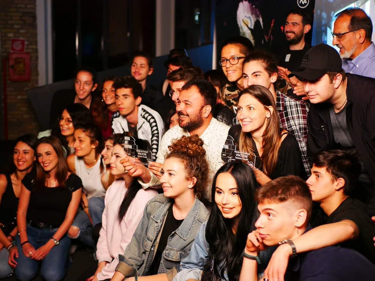 Il rapporto tra arte, natura e intelligenza artificiale è il tema del <a href="/RomaMAF18/">Media Art Festival</a>. Ne parliamo nel #BarEuropa al #RockNightShow con @ValentinoCatric, nella foto, assieme ai vincitori della sezione "education' con "Pollution e Pollination". Buon ascolto! 📻
m.soundcloud.com/michele-gerace…