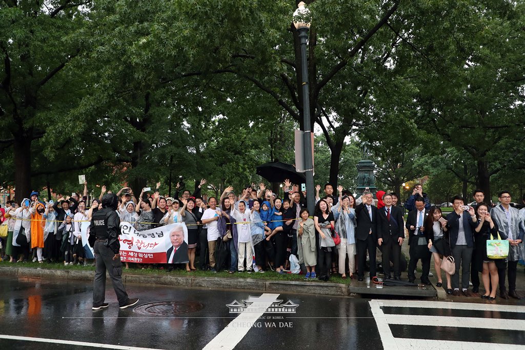 이번에도 곳곳에서 교민들이 뜨겁게 환영해주셨습니다. 특히 재개관한 주미공사관 앞길에는 많은 교민들이 아이들과 함께 갑자기 쏟아진 폭우를 맞으며 태극기를 들고 긴 시간 기다려주셨습니다.