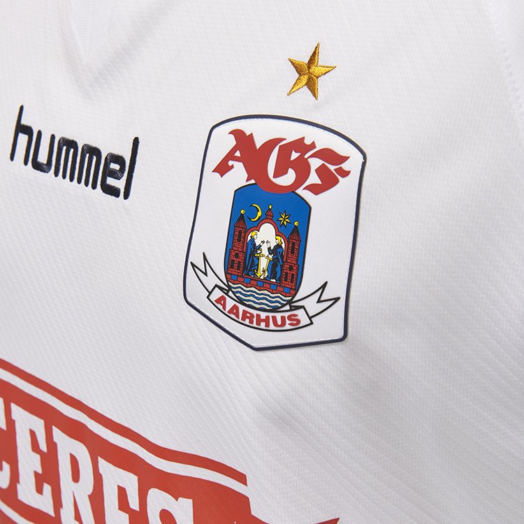 hummel1923's tweet photo. WIN! Minimalistic, classic and beautiful. @AGFFodbold home 17/18 is a tribute to the 61 club partners in the local region.
RT and comment your size before AGF’s @EuropaLeague play-off against once mighty @FCKobenhavn to win!

⚪️🔵| https://t.co/boKAOrS28s 

#sharefootball #KSDH https://t.co/a2JBfg6Mrp