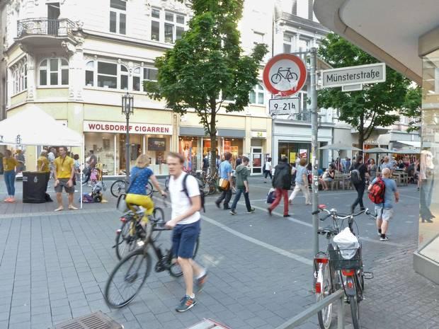gabonn's tweet photo. Bonner Radfahrer sind zivilisiert. Das findet unser Gastautor. #Reportertausch #Reportertausch2018 #Bonn https://t.co/PpOJbv5oWC https://t.co/ZLmqBzxFeq