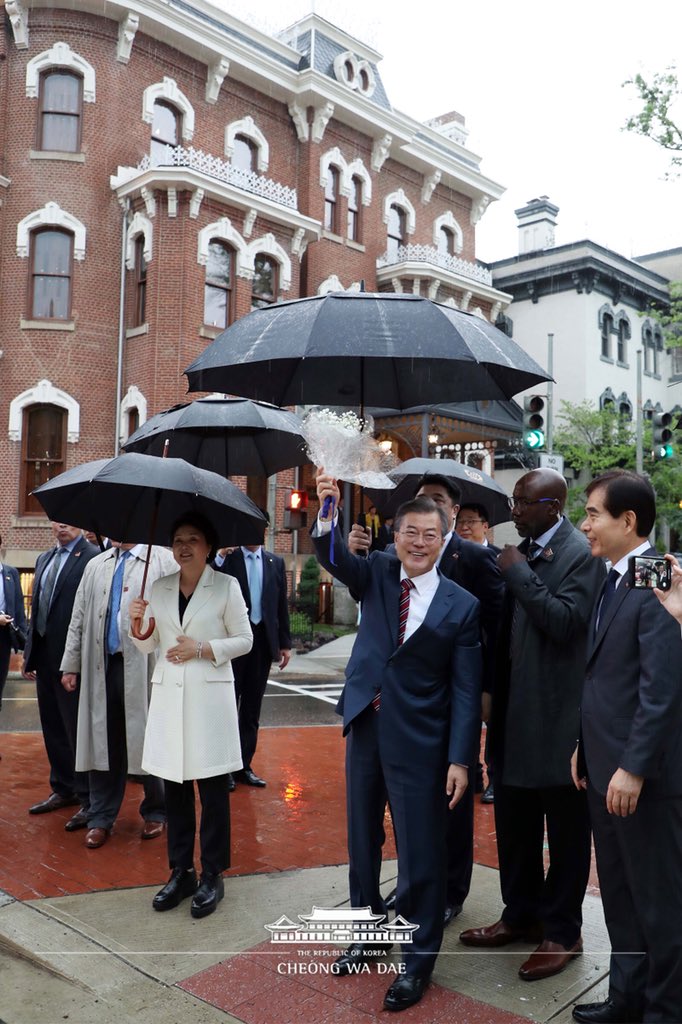 경호 때문에 그 분들은 길을 건너오지 못하고, 저도 건너가지 못한채, 최대한 다가가서 서로 손을 흔들며 인사를 나누고 작별했는데, 너무 고마워서 코끝이 찡했습니다. 모든 분께 감사드립니다.