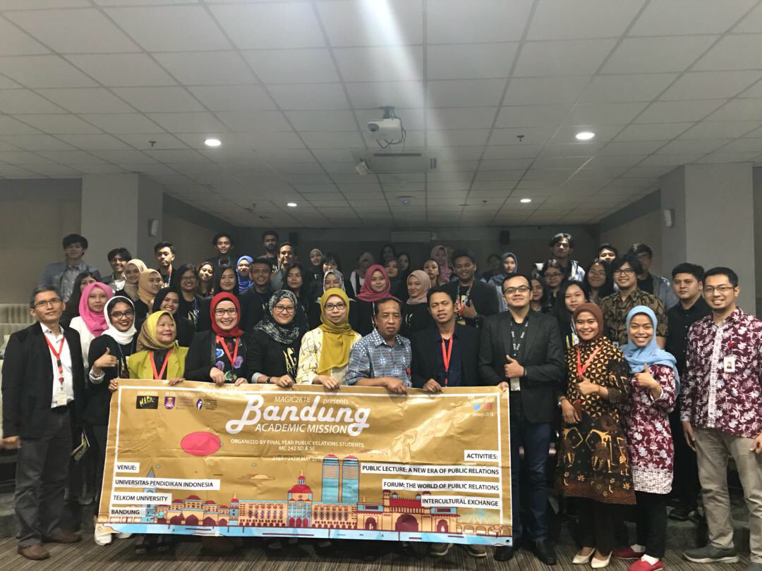 uitmmasscomm72's tweet photo. Well done final year project Public Relations students @magic2k18 
#universitaspendidikanindonesia 
#telkomuniversitybandung 
#UniversitiTeknologiMARA
#UiTMMassComm
#PassionatelyDifferent https://t.co/Z7jEbKKYwJ