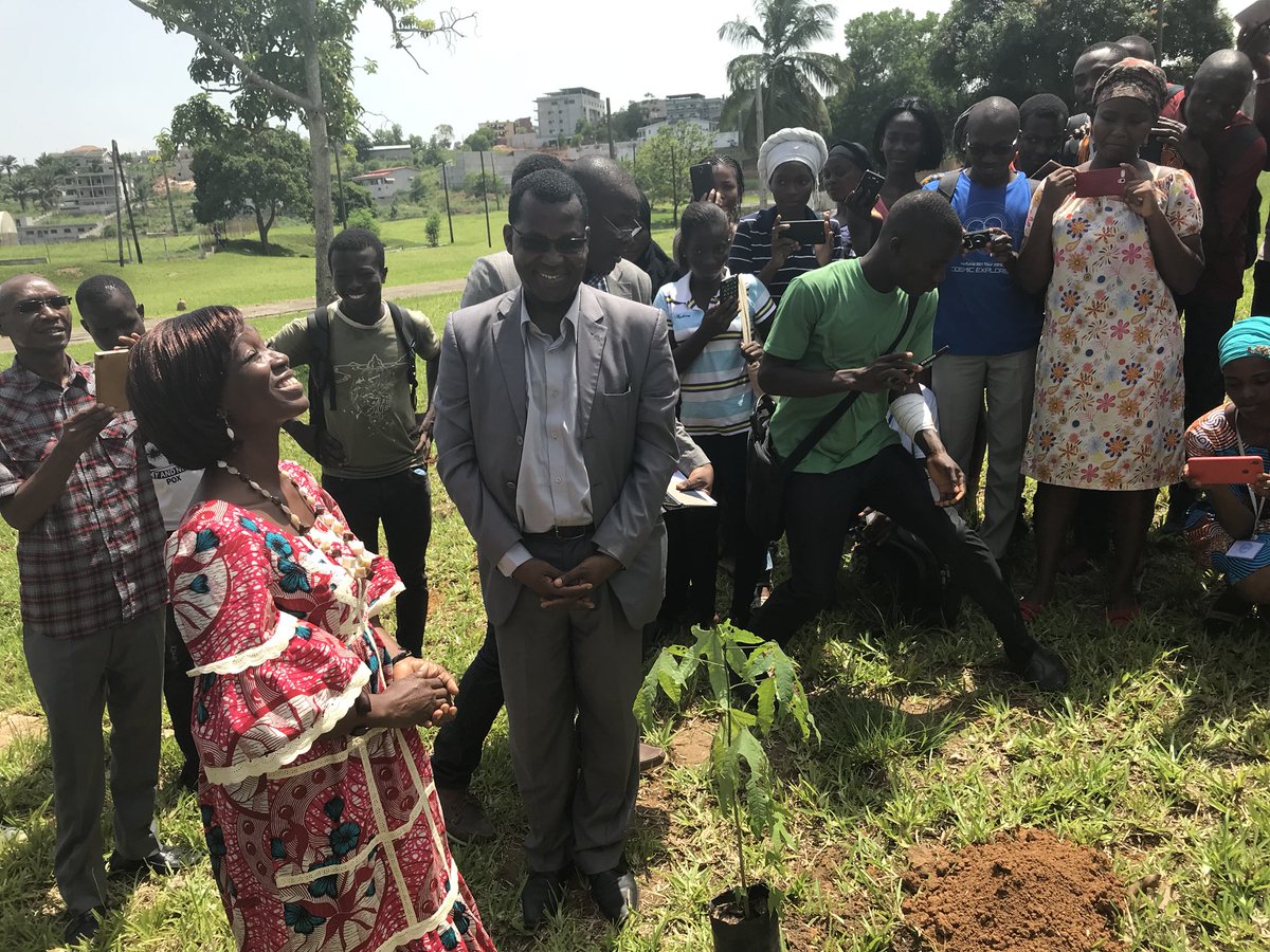 Beautiful, moving and well attended tree planting ceremony yesterday on the campus of @Universite_FHB in Abidjan. The event was organised by the fantastic students of @WABES_ to mark the #IntlBiodiversityDay @CBDNews @unepwcmc @MrAbiMapendembe @iki_bmu