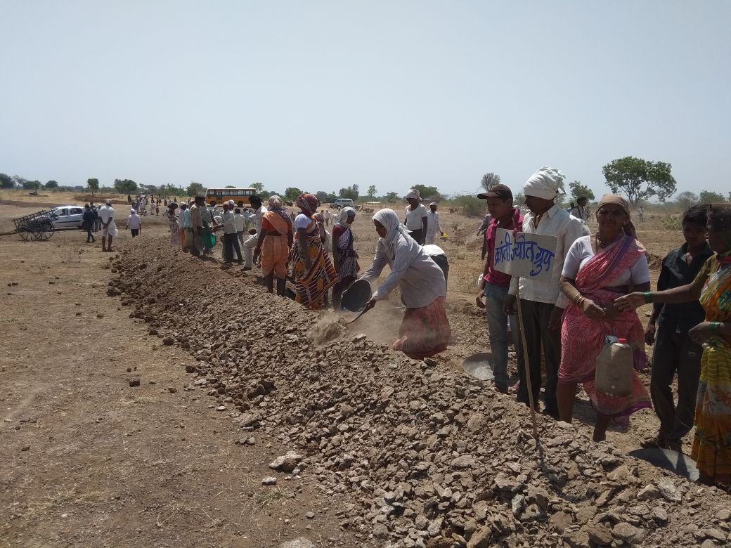 pranavanandaji's tweet image. 1st phase of #SeenaRiver #rejuvenation project successfully completed in #Ahmadnagar.Collector Mr.Dwiwedi appreciated  dedicated&amp;amp;selfless work by @ArtofLiving volunteers&amp;amp;expressed full faith on d success of 2nd phase under d guidance&amp;amp;blessings of Gurudev @SriSri #WednesdayWisdom