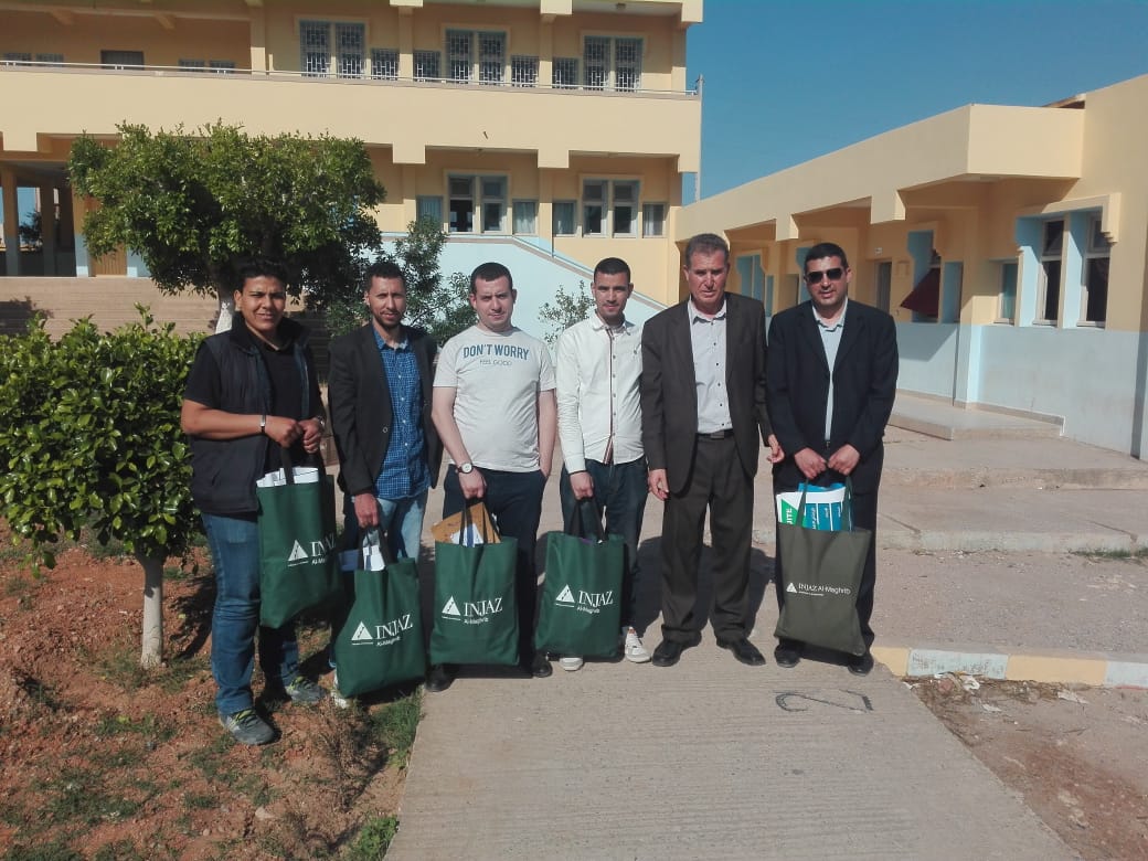 INJAZ_MOROCCO's tweet photo. [#INJAZNador] #félicitations aux 144 #élèves du #collège #Arouit qui ont reçu avec #fierté et #bonheur leur #certificat de #réussite  au programme #EMC. #Merci aux #bénévoles qui les ont formé :M.Badeh, Ederraz, Souhaili, El Majidi et Lahlafi  et à notre partenaire @UnicefMaroc ! https://t.co/PJ3rY8nWO4