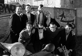 Apasionado del ska, reggae y rocksteady, este combo de Sabadell llamado Skandol pasa por los clásicos (el movimiento 2 Tone) y por sonidos más recientes. 'Rude boys' y 'Duro día de trabajo' son sus dos primeros temas. lascallesdelpop.net/Lista%20Entrev…