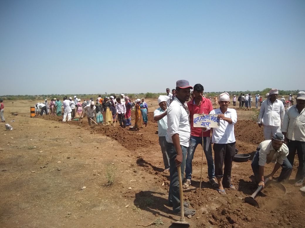 pranavanandaji's tweet image. 1st phase of #SeenaRiver #rejuvenation project successfully completed in #Ahmadnagar.Collector Mr.Dwiwedi appreciated  dedicated&amp;amp;selfless work by @ArtofLiving volunteers&amp;amp;expressed full faith on d success of 2nd phase under d guidance&amp;amp;blessings of Gurudev @SriSri #WednesdayWisdom