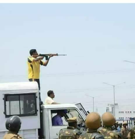 alert6mugam's tweet photo. Civil war pics around the world 
Pic1 Syria
Pic2 India
#SterliteProtest #Thoothukudi https://t.co/hLqCXlf6ms