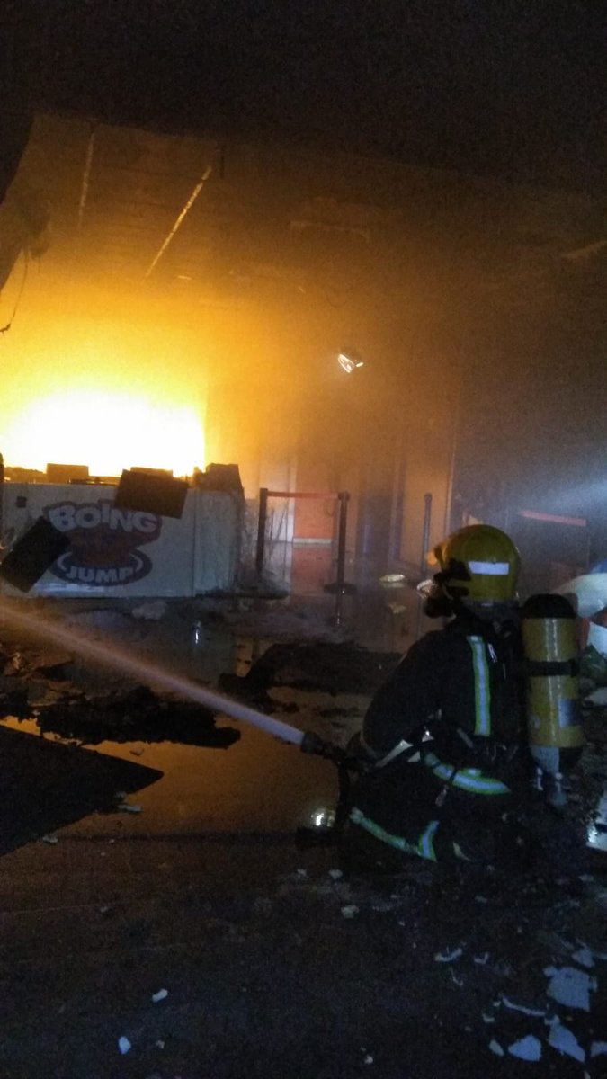 📣 Incendio en Polígono Santa Barbara de nave industrial, 4 dotaciones de #Bomberos y 2 escalas 🚒 trabajando desde las 5:30 am para apagar fuego 🔥🔥

❌Sin personal, sin equipamiento, sin medios LOS BOMBEROS DE #MÁLAGA NO DEJAN DE PROTEGEROS❗

#RCBMPorTi 🚒
#SosbomberosMlg 🆘
