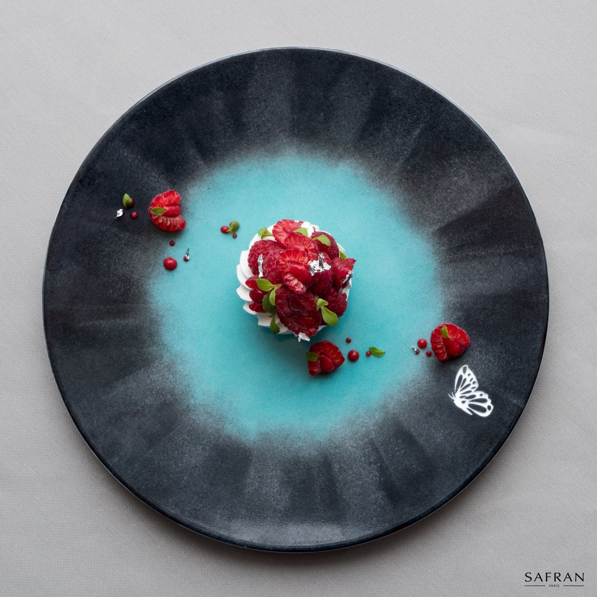 Safran_Paris's tweet photo. Discover the Pavlova raspberry Tulameen by Tasting Room's pastry chef : Julien Jacob.

Contrast and complementarity with the plate made to measure for the double starred chef, Fabrice Vulin.

#pastry #pastrychef #framboise #raspberry
#Tableware #gastronomy #chef #michelinstar https://t.co/E4euaOZxQt