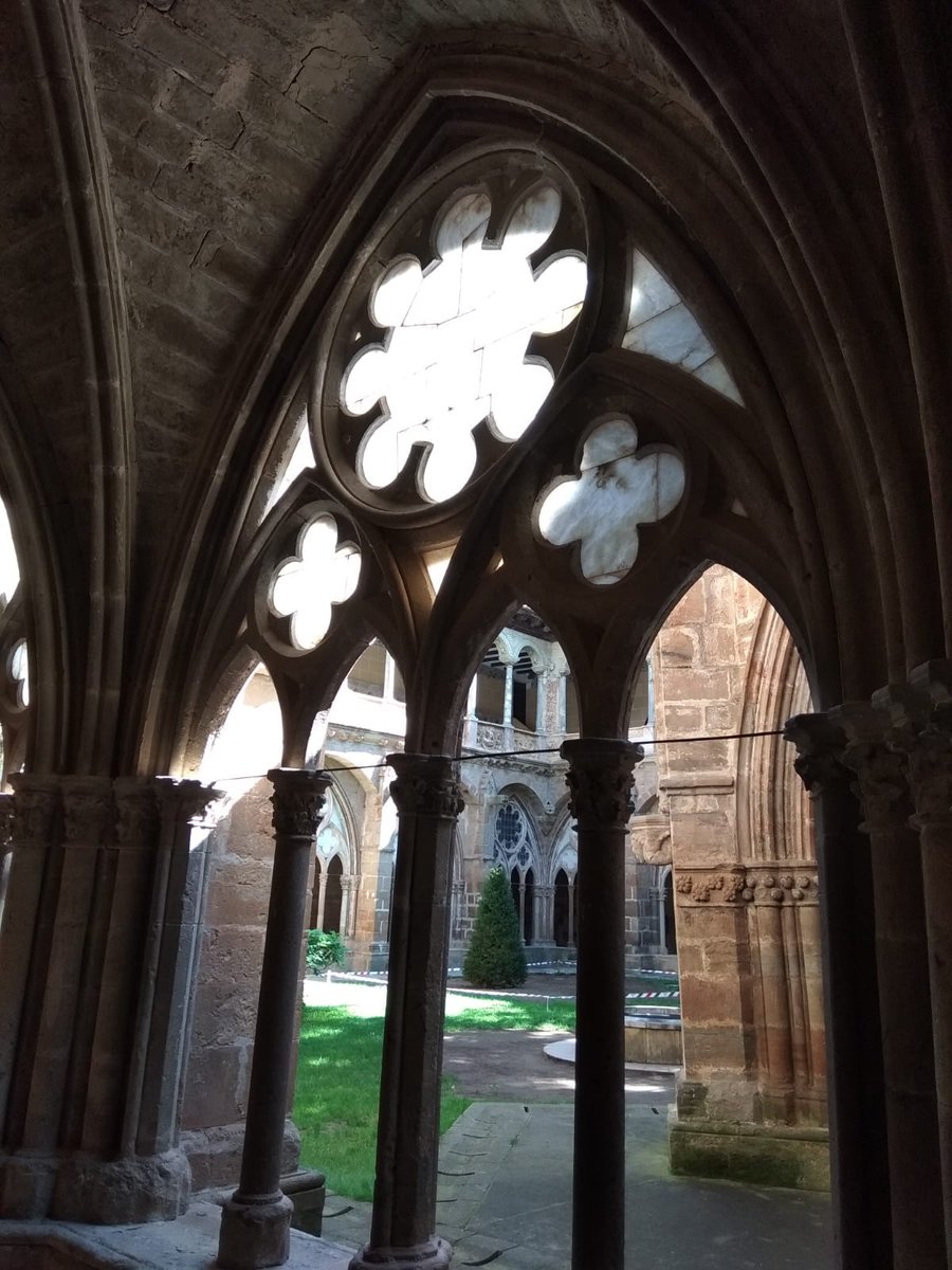 En Aragusta, nos comprometemos a ofrecer visitas guiadas a todo el mundo, descubre una visita guiada en la región de Tarazona, en el monasterio de la veruela con un grupo de invidentes. #Aragon #Tarazona #Visit