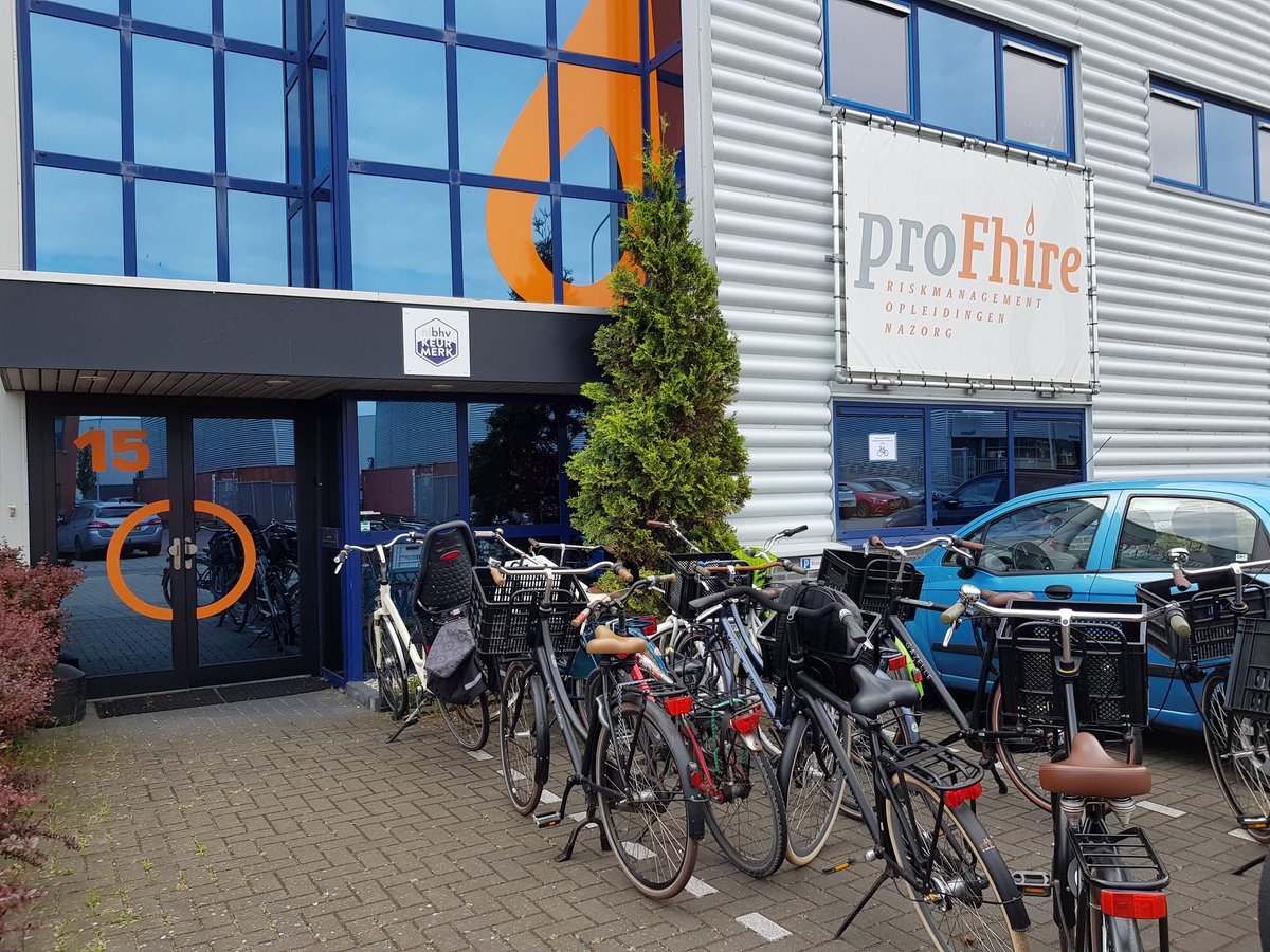 ProFhire's tweet photo. Vandaag mogen wij een excursie verzorgen voor drie klassen van het Technasium. Zes shifts krijgen om de beurt een presentatie en praktijkbezoek aan onze simulator... en natuurlijk mogen de leerlingen ook zelf brand blussen! #bhv #brand #excursie https://t.co/Zdnqv7RjVa