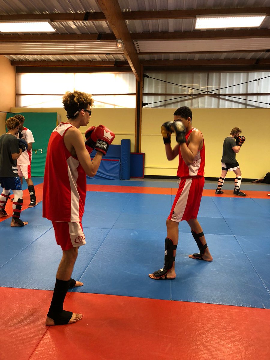 ELANCHALON's tweet photo. Chacun son tour, cette fois ci quelques cadets se sont rendus à la boxe ! Objectif : s’endurcir ! 👊🏼 merci au boxing club de St Rémy !! #boxetime #RougeEtBlanc https://t.co/uZ0NVqxGFx