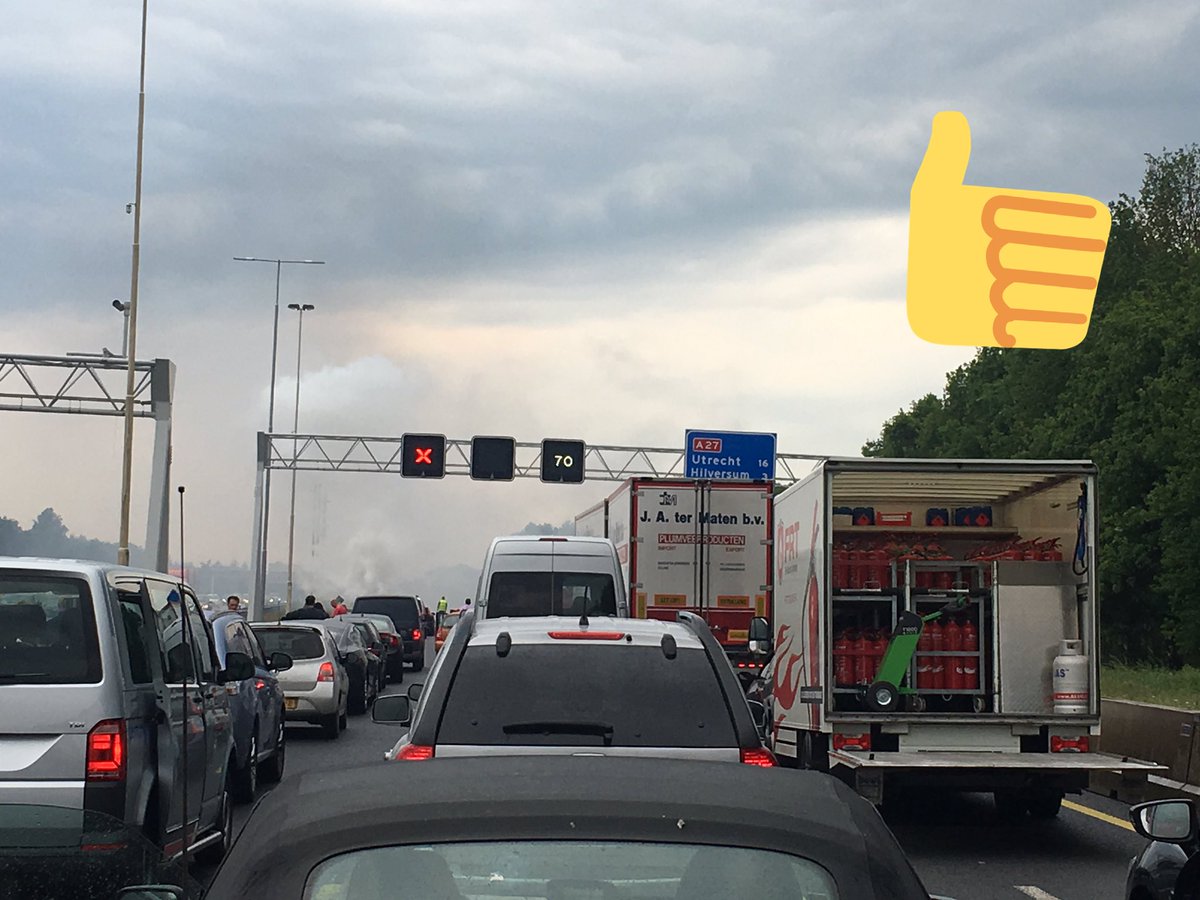 Brandende auto op a27. Man opent busje en gaat met brandblusser meteen aan de slag. Held!