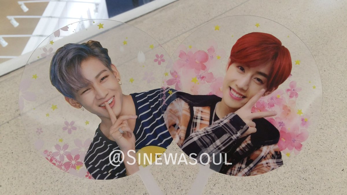 Sinewasoul's tweet photo. [PlsRT]ใครมาหาน้องแบม มาดู พัดใส กันได้นะคะ อันละ60฿ **2อัน100฿** sale กันไปเลยคะ มีอยู่ 5เมมเบอร์ตามนี้นะคะ พี่อยู่จนงานเลิกเลย สนใจสอบถามพิกัดได้เลยคะ 😊 #Restier #RestierThailand #SleepwithBamBam #bambam #ตลาดนัดอากาเซ https://t.co/5FToikWinz