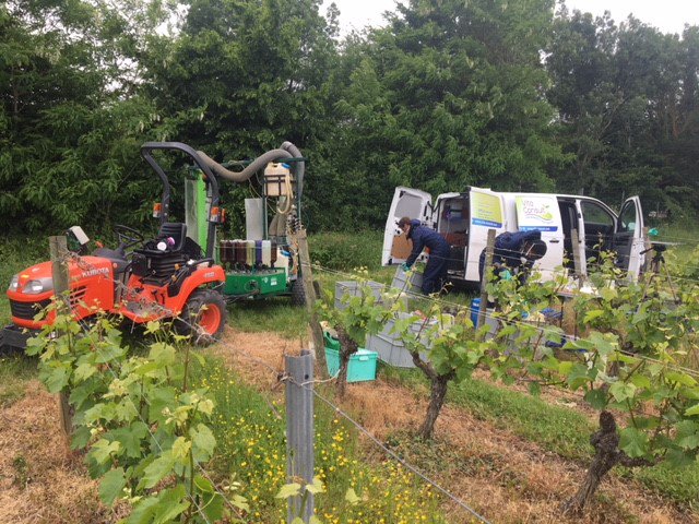 Ouvry_NRBCe's tweet photo. De trop nombreuses maladies sont encore diagnostiquées du fait de manipulation de produits #phytopharmaceutiques combinée au port d’EPI souvent peu efficaces. Ouvry met à disposition la #Polyagri®, la seule protection 100% efficace. https://t.co/eBKr8mw8ic