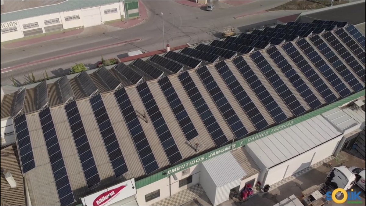 AMilenaLeon's tweet photo. Damos la bienvenida a las energías renovables o limpias con la instalación de casi 500 placas solares en nuestras instalaciones de Atarfe (Granada), que nos permitirán aprovechar la radiación electromagnética procedente del Sol para nuestro autoconsumo. https://t.co/XtcRkjWJ8N