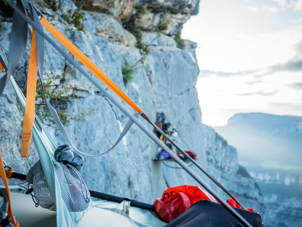 Une nouvelle expérience à vivre à #lansenvercors: un dîner et une nuit en paroi. Des émotions suspendues....😌