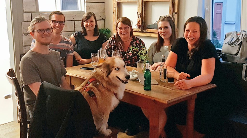 FeelsLikeErfurt's tweet photo. Gestern hat sich #Erfurtbloggt in kleiner Runde zum Stammtisch getroffen. Es ging u.a. um #Instagram, #Plugins, #Shitstorms, @BILD und (selbstverständlich) die #DSGVO ✌ #dogcontent #erfurt #omalilo #blogger_de https://t.co/LqJCODfGxo