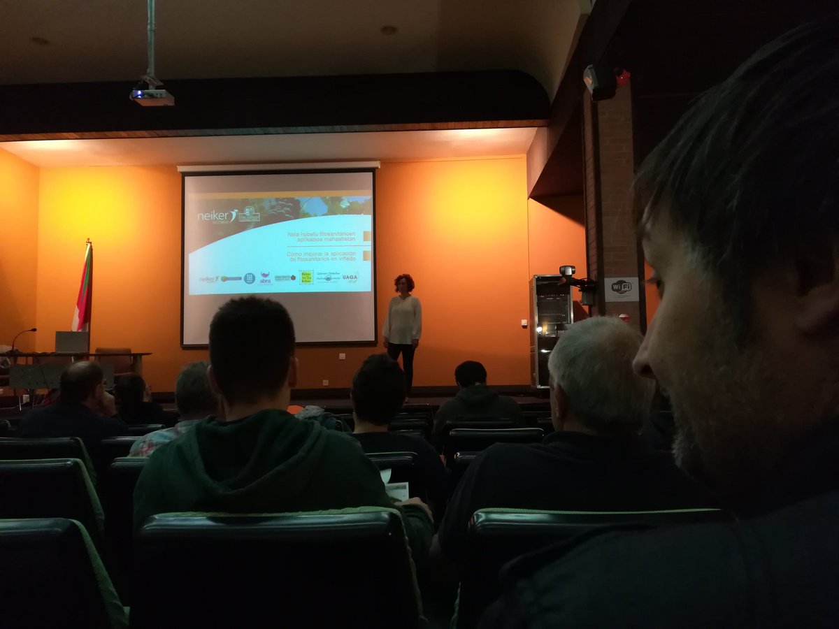 neiker_BRTA's tweet photo. Continuan las jornadas sobre cómo mejorar la aplicación de #fitosanitarios en #vid. Hoy estamos en la Escuela Agraria de Derio. https://t.co/r7Mes71Jqu https://t.co/NX40aQ3pfP