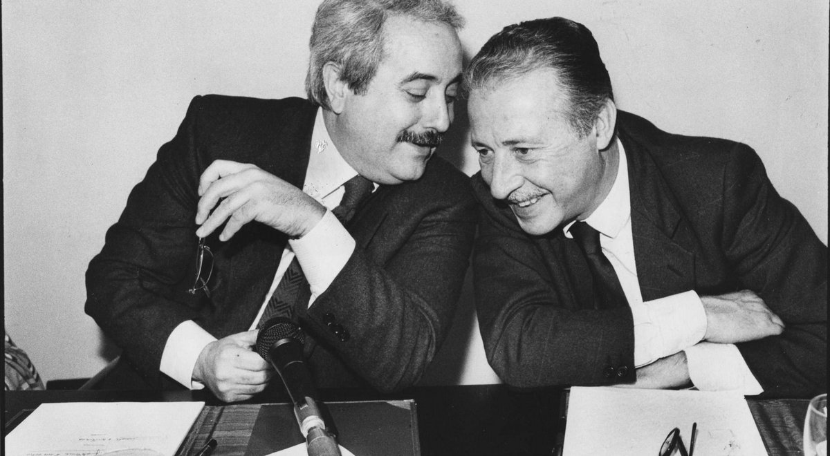 robertomenia's tweet photo. Non basta che resti viva la memoria, 26 anni dopo il massacro di #GiovanniFalcone. Vogliamo la verità su viaggi, indagini e #agende. https://t.co/oFsnJL5hPQ