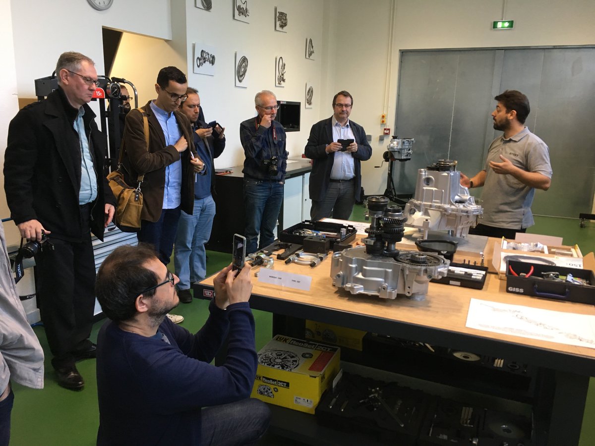 action__media's tweet photo. Réunion presse #Schaeffler : présentation de la nouvelle formation Luk GearBOX par Philippe Baudin https://t.co/MTLLvCXWCq