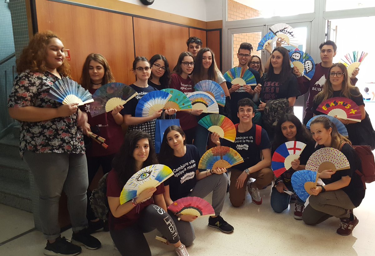 erasmushumanlab's tweet photo. Abanicos de la gratitud en el IES Gadea #erasmushumanlabs #erasmusplus @MihaelaPetre11 @aaliciaetw @corcega @humanpola https://t.co/HzsvEfSxLM