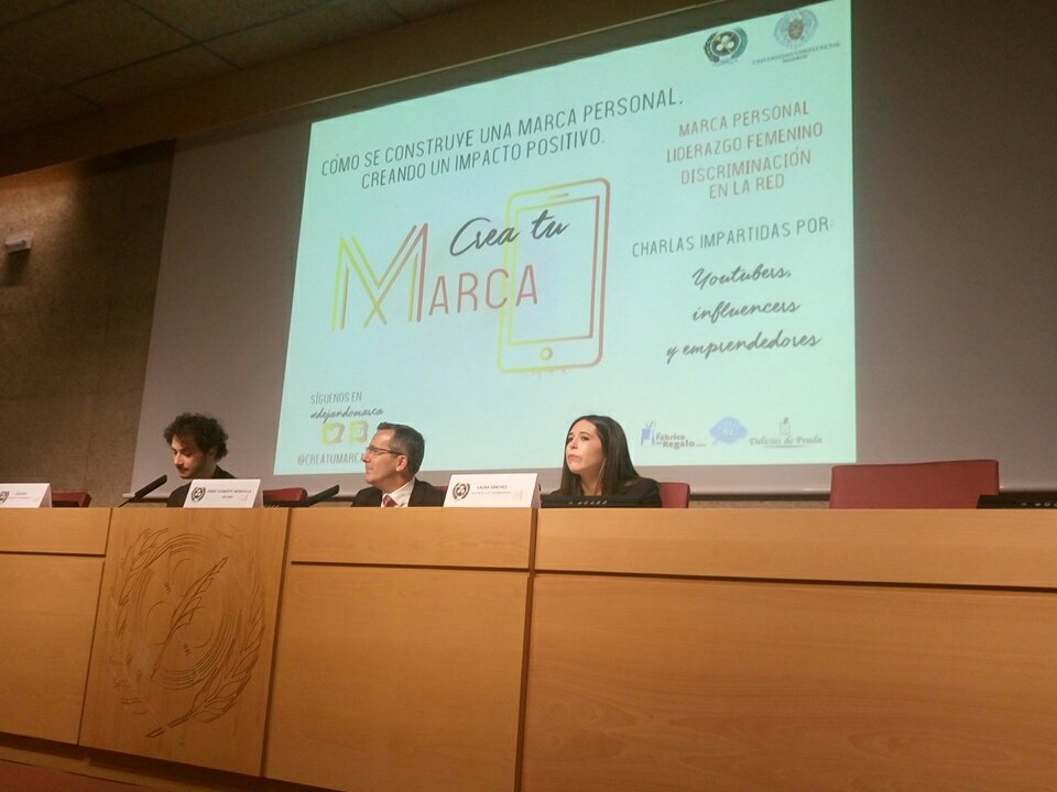 UCMccinf's tweet photo. Inauguración del evento creado por alumnos #dejandomarca con el Decano de la Facultad, Jorge Clemente @CreaTuMarcaUCM https://t.co/vQ7IbjdiDj