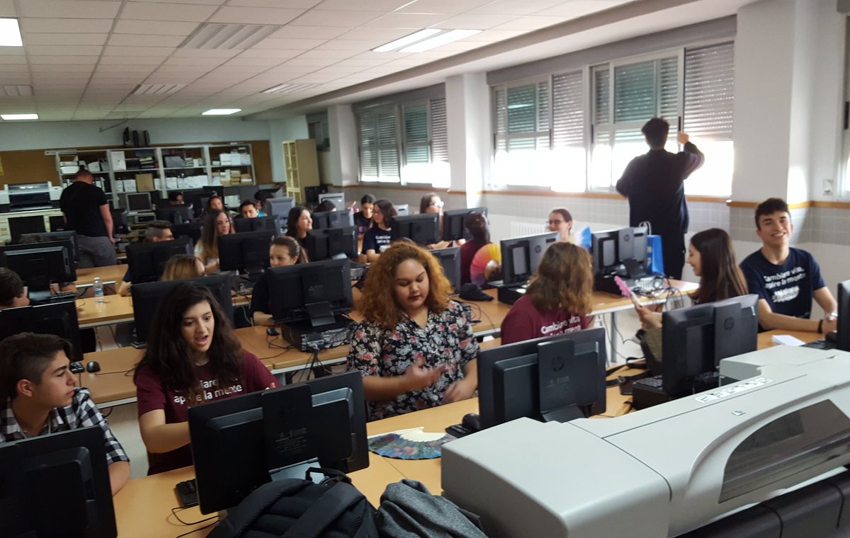 erasmushumanlab's tweet photo. Empiezan las actividades del tercer día en el IES Gadea #erasmushumanlabs #erasmusplus #humanlabs @MihaelaPetre11 @aaliciaetw @corcega @humanpola https://t.co/xrZoQBVTkK