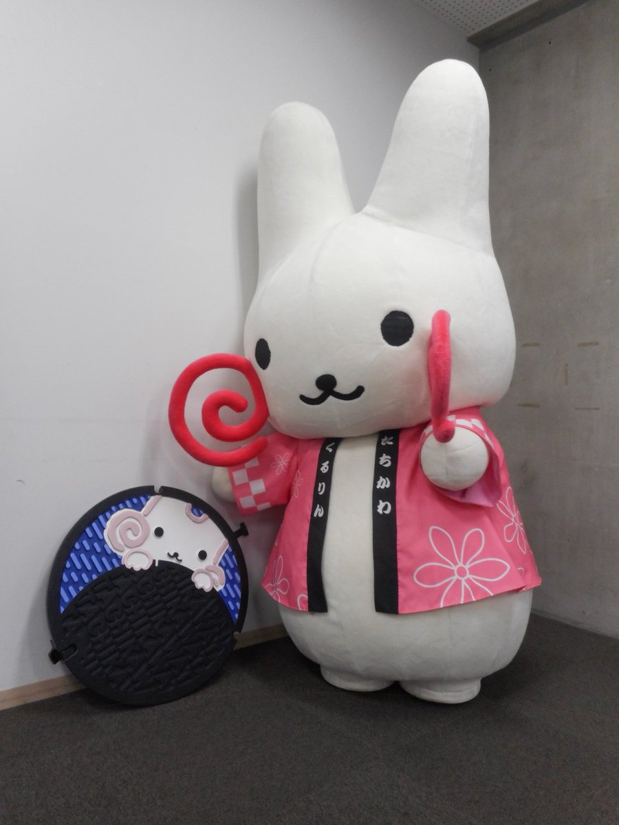 東京都立川市 Twitterissa くるりん カラーマンホール 鉄蓋 登場です 本日 設置しました 立川駅北口の立川タクロス共用部入口付近ほか計２か所です ｍａｐ参照 黒色の くるりん マンホールもすでに設置が進んでいます 今年度 来年度も別デザインのくるりん