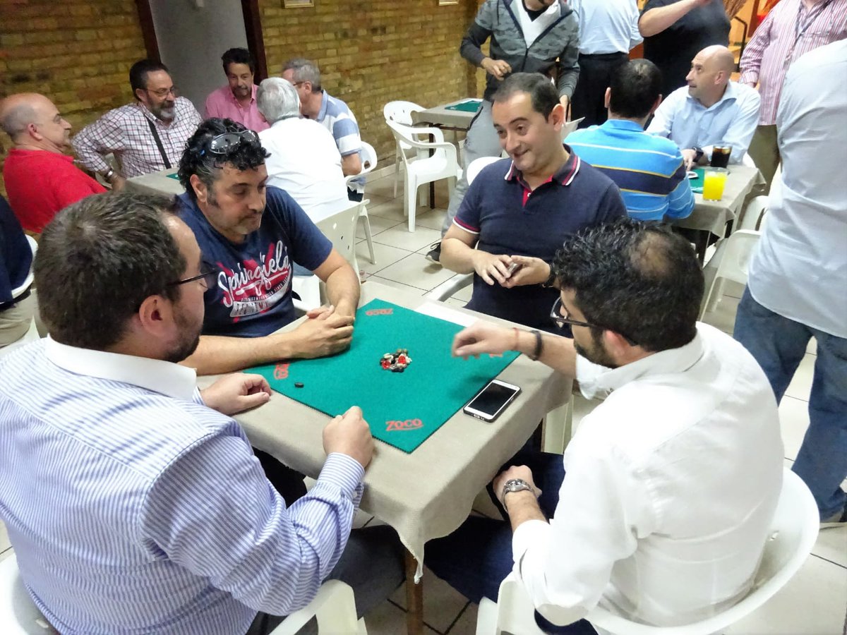 FallaTelefonica's tweet photo. El pasado día 21 de Mayo se inició en el casal de la #FallaTelefonica, el campeonato anual de truc y parchís del sector @Pilar_SFrancesc realizando el baraje y tirada de dados inicial, nuestras falleras mayores del sector.
¡Suerte a todos los participantes! https://t.co/LXvlPjsftx