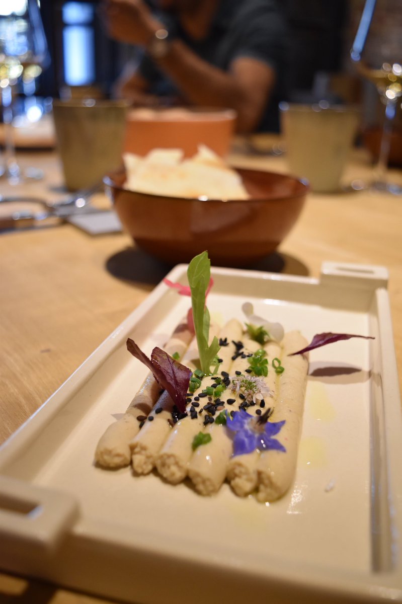 foodtrendsbcn's tweet photo. Amantes de la #healthyfood, hoy les hablo del recientemente reconocido como «Best Vegetables Restaurant Number One in the World» por la Guía #WereSmart. En la foto su espectacular Hummus de lentejas rojas ➕ info https://t.co/6gQz7Ulwh4 #Barcelona https://t.co/iQ6Ix7nrhm