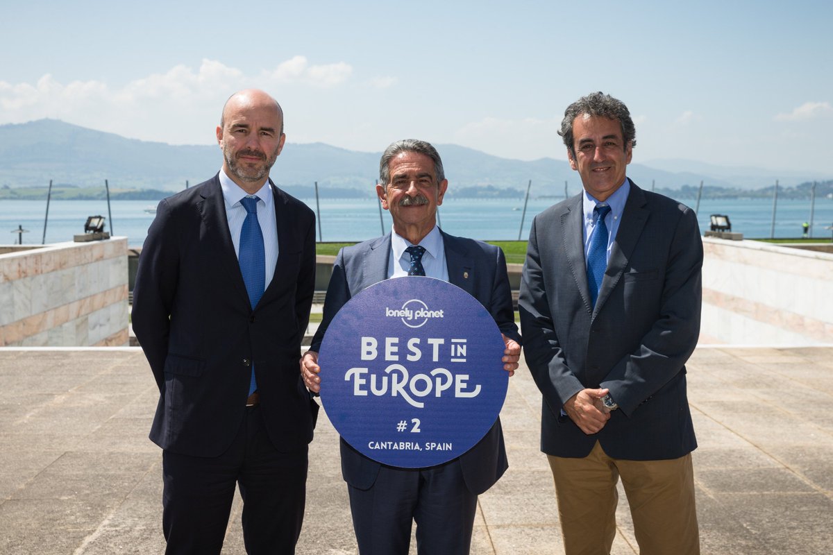lonelyplanet_es's tweet photo. Ayer publicamos nuestro esperado #BestinEurope2018 con los 10 mejores destinos europeos para viajar en este año. En segundo lugar aparece Cantabria y por eso Santander lo celebró por todo lo alto. #BestinEuropeLpCantabria https://t.co/j3AFvrJKuO
