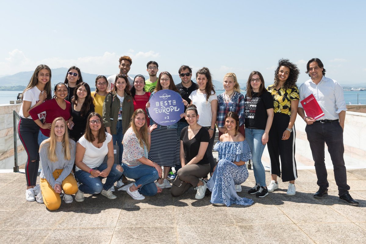 lonelyplanet_es's tweet photo. Ayer publicamos nuestro esperado #BestinEurope2018 con los 10 mejores destinos europeos para viajar en este año. En segundo lugar aparece Cantabria y por eso Santander lo celebró por todo lo alto. #BestinEuropeLpCantabria https://t.co/j3AFvrJKuO