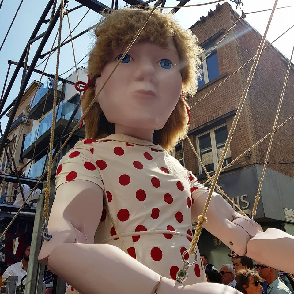Texturekortrijk's tweet photo. "Emma kraait en lacht op de luiertafel. Met veel moeite kamt Kalle haar blonde haren. Gisteren is de kapper langsgekomen om haar vlasharen te knippen. Geen sinecure met een haagschaar."
Lees het volledig verhaal van de nieuwe #reus #Kortrijk #kleineEmma op https://t.co/8z71CbS9N7 https://t.co/zcgotVHI5J