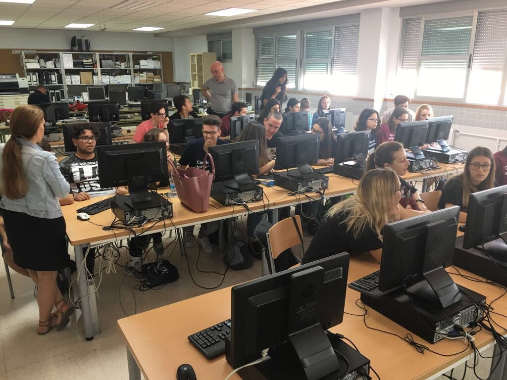 erasmushumanlab's tweet photo. Tercer día de la movilidad: sesión Etwinning en el Instituto Salvador Gadea https://t.co/GlKqE6bHcJ
