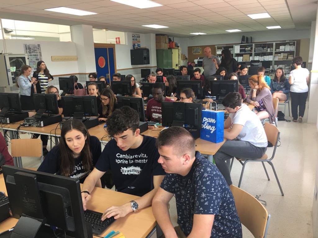 erasmushumanlab's tweet photo. Tercer día de la movilidad: sesión Etwinning en el Instituto Salvador Gadea https://t.co/GlKqE6bHcJ