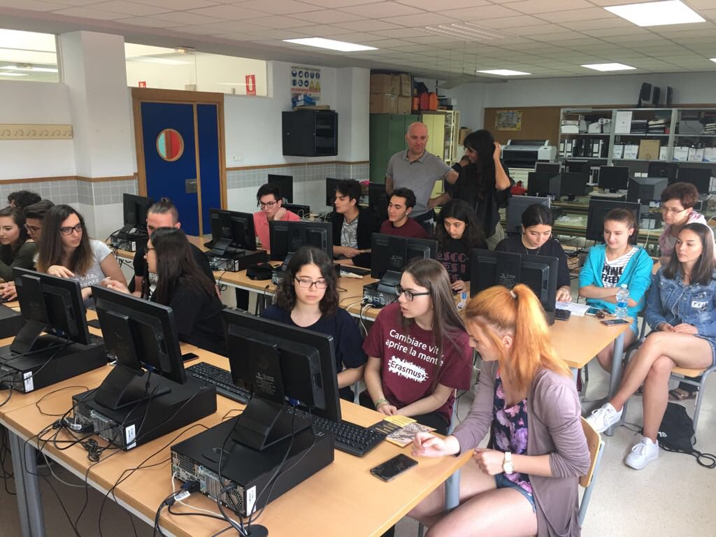 erasmushumanlab's tweet photo. Tercer día de la movilidad: sesión Etwinning en el Instituto Salvador Gadea https://t.co/GlKqE6bHcJ