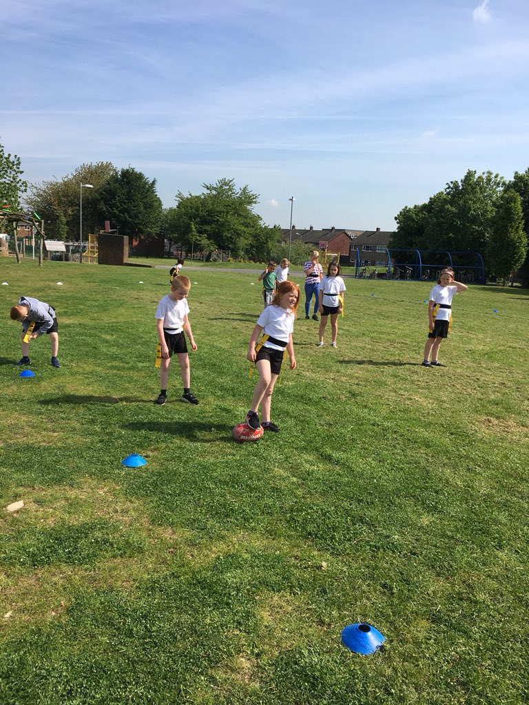 SimpsonsEagles's tweet photo. The eagle have been having lessons from @Fevcommunity Outstanding tag rugby skills! @SimpsonsLane https://t.co/Vsf13fap04