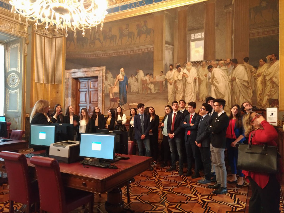 OpenCoesione's tweet photo. Il team @freedam4e
🥈classificato #ASOC1718 
Ritira il premio 
➡️ una visita @SenatoStampa https://t.co/cxDPwzzNf6