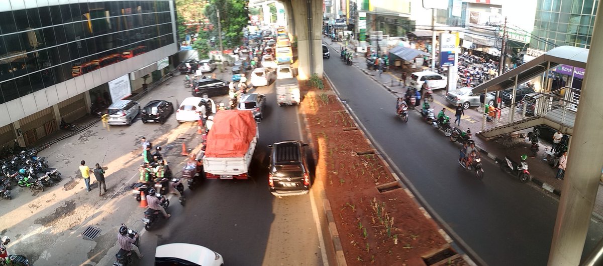 iiwanmunandar's tweet photo. Suatu petang di #Mayestik
#ngabuburit #Jakarta #traffic #travel #Indonesia https://t.co/ty0jXGyjUc