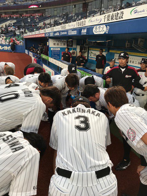 雨が降りしきる中の円陣 集中してやりましょう とマリーンズ戦士たち 5連勝目指して試合に挑みます 広報 Chibalotte 千葉ロッテマリーンズ公式アカウント Scoopnest