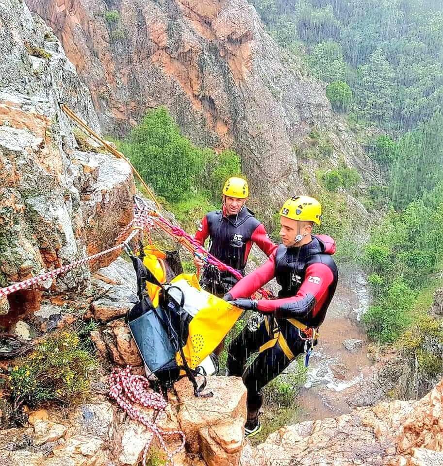 SIS_2A's tweet photo. Un entraînement hebdomadaire très tonique hier pour le groupe secours montagne 😉
Le site d'entraînement, le #canyon du Dardu dans les "#calanche" de #Piana.
@IsulaCorsica @Prefet2A https://t.co/enYoueJydg