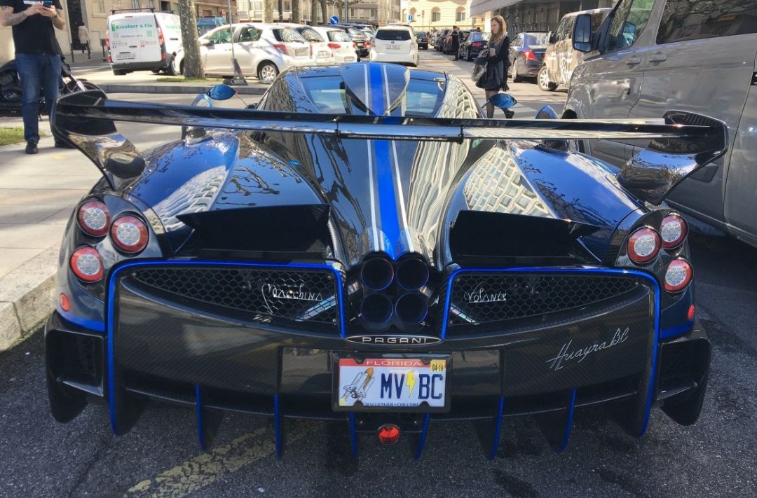 DrivenByOne's tweet image. One-off #Pagani Huayra BC Macchina Volante snapped in Geneva 😍😍 bit.ly/2IFqjuD
