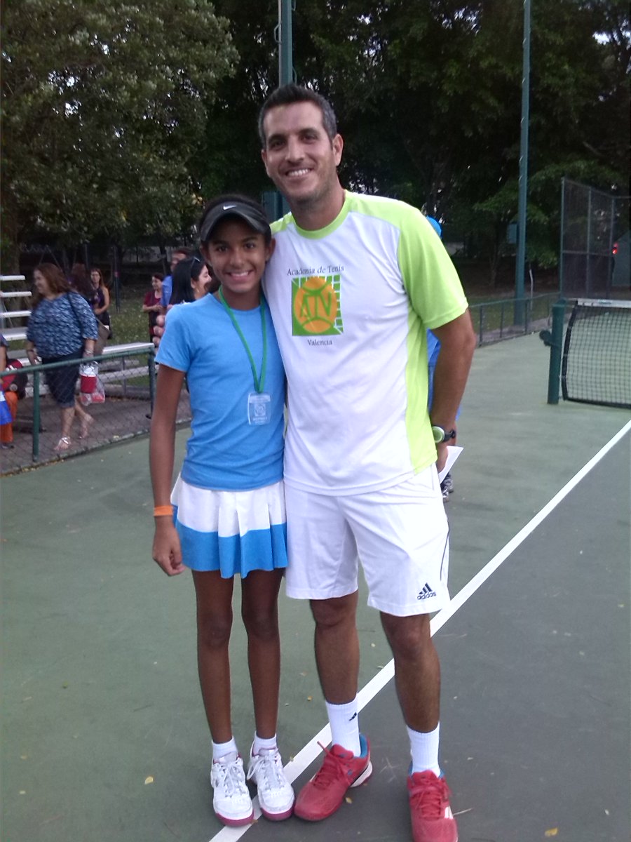 vanesa11368's tweet photo. Mi entrenador @willycamposc  con @GarbiMuguruza y @vanesa11368 .
Muchas gracias Willy por todo tu apoyo y enseñanzas.
@GatoradeVzla @feetures_vzla @Feetures @MercadeoDvo @mitodona 
@LPAmaya @tinaclaverie 
#vamosluisvamos
#AtletaG
#FEETURES4TENNIS https://t.co/xSrURXNbet