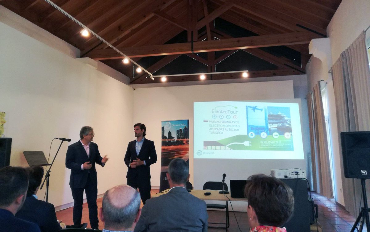 CMup2city's tweet photo. Ayer, Eduardo Blanes, presidente de @AVVEinfo estuvo de ponente en las jornadas de #ElectroTour, organizado por el @itenergia y celebrado en #Valencia.  Habló de las nuevas fórmulas de electromovilidad aplicadas al turismo. Gracias por la oportunidad de participar en esta jornada https://t.co/TzyG1OHFH3