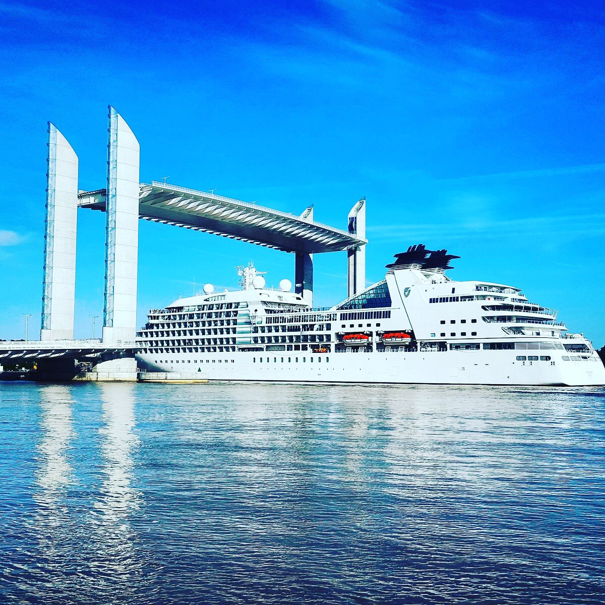 CirculationBxM's tweet photo. NB ! #Fermetures du #PontJCD : >> samedi 26 mai de 4h19 à 6h52 pour l'entrée du #StarBreeze + #SevenSeasExplorer >> dimanche 27 mai de 16h49 à 20h22 pour la sortie du #StarBreeze + #SevenSeasExplorer + entrée du #SilverSpirit 
https://t.co/c7OSMA4Wo2 https://t.co/HRvGPKoZi9