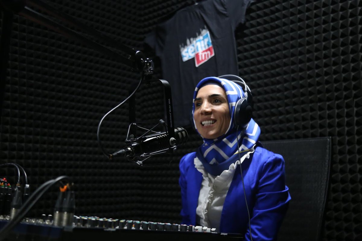 sehir_fm's tweet photo. Üniversitemizin değerli hocaları Nermin Bilici ve konuğu @ReyyanBilge ile “Gökkuşağında Çocuk” bu akşam saat 17.30’da Şehir FM’de! Sakın Kaçırmayın! https://t.co/KSy53Punbk